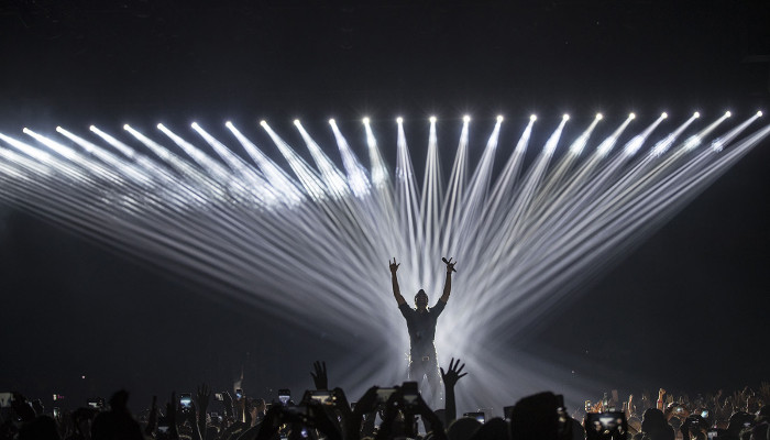 Lighting the King of Latin Pop